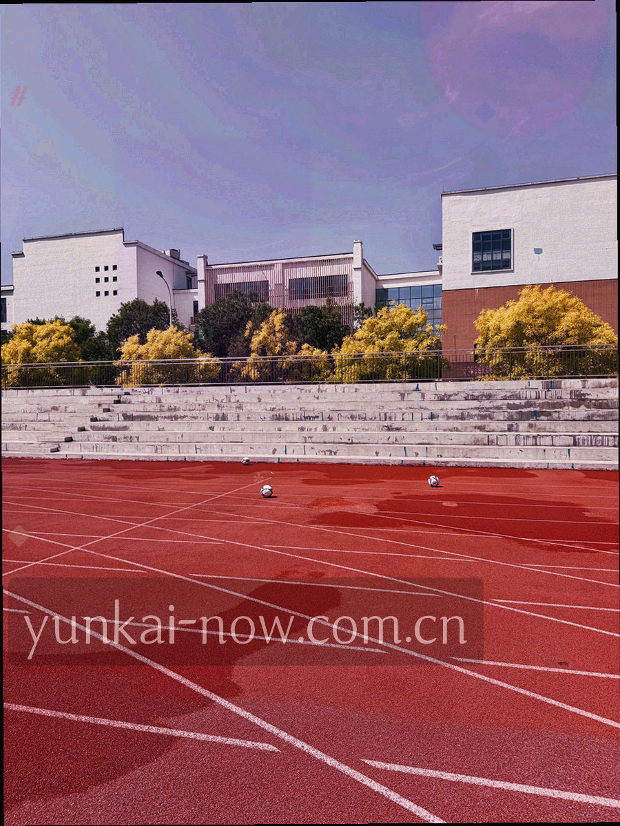贴着分类标签的抽屉把手特写，标签上写着更新公告与版本记录